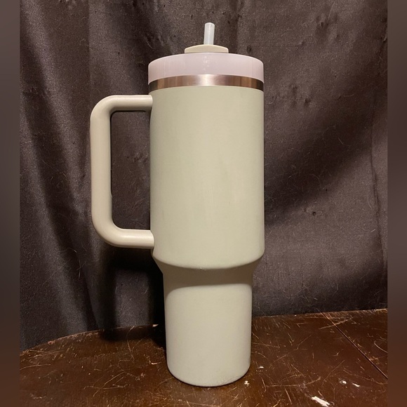 Green Stanley with Straw and Handle - Picture 2 of 2